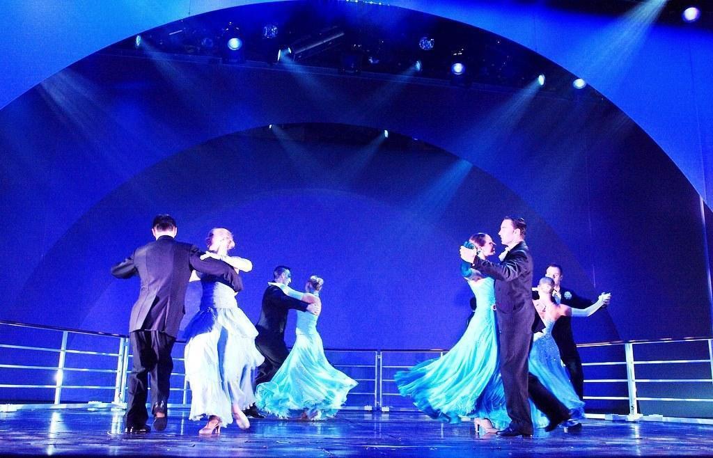 Top 10 Comparisons Between Private and Group Ballroom Dance Lessons in Britain