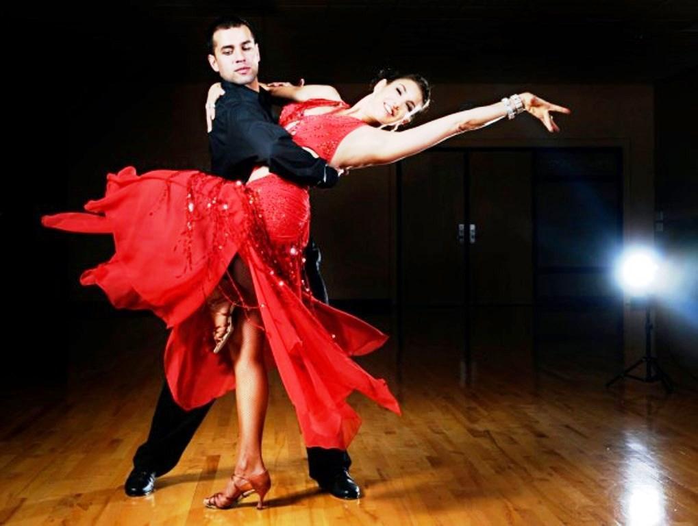 Top 10 Comparisons Between Private and Group Ballroom Dance Lessons in Britain