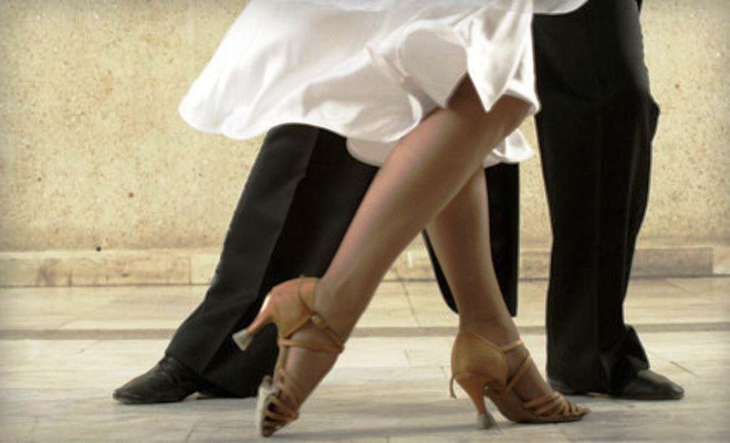 Top 10 Comparisons Between Private and Group Ballroom Dance Lessons in Britain