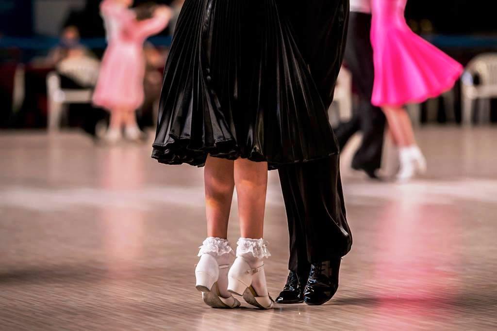 Top 10 Comparisons Between Private and Group Ballroom Dance Lessons in Britain