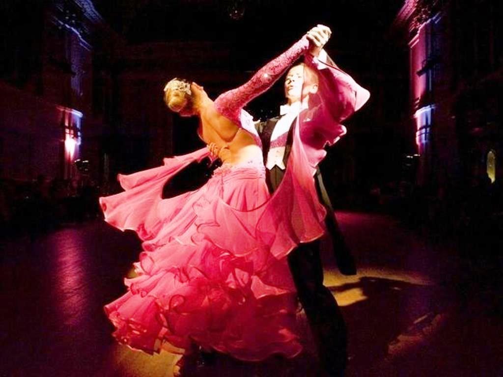 Top 10 Ways Ballroom Dance Enhances Self-confidence in Britain