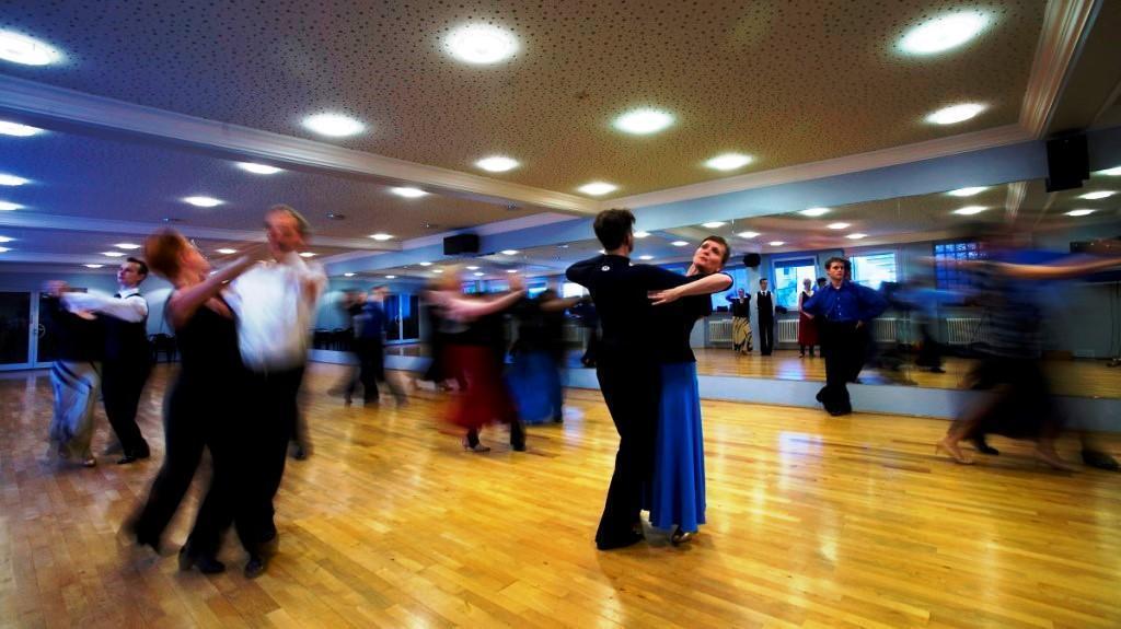 How to Choose and Benefit from Private Ballroom Dance Schools in Britain